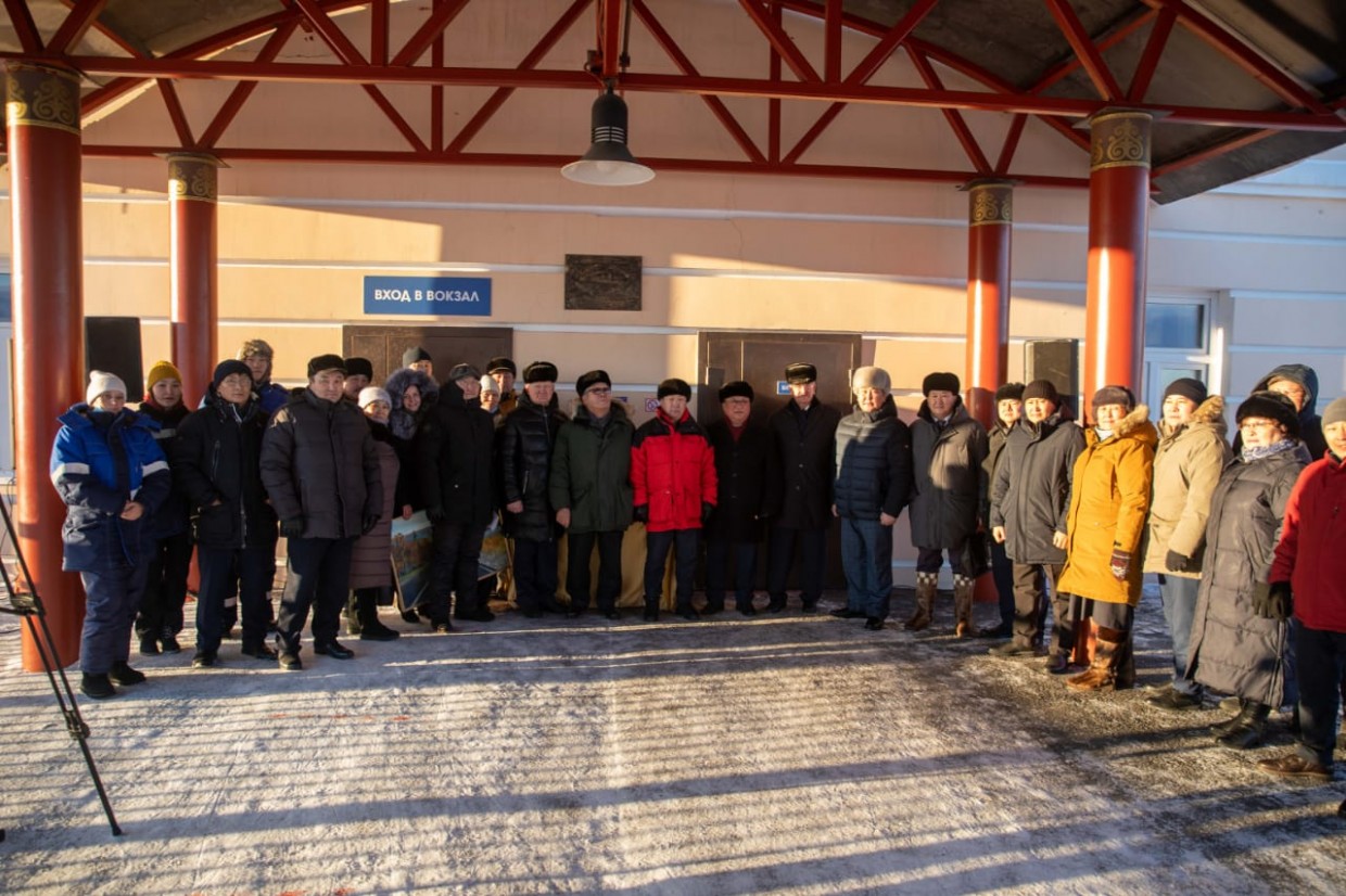 На станции Нижний Бестях состоялась торжественная церемония открытия памятной доски, посвященной укладке «золотого звена» Амуро-Якутской магистрали