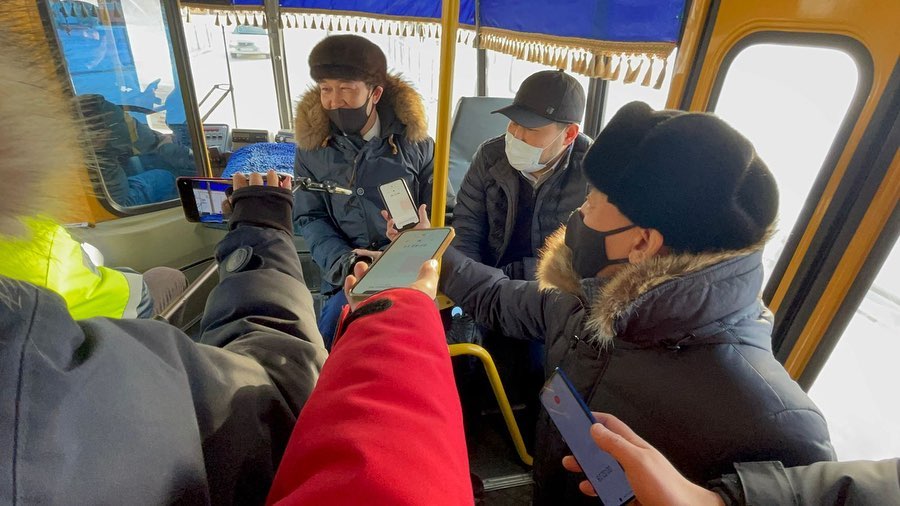 Айсен Николаев и Евгений Григорьев проверили качество ремонта Окружного шоссе с помощью стакана воды