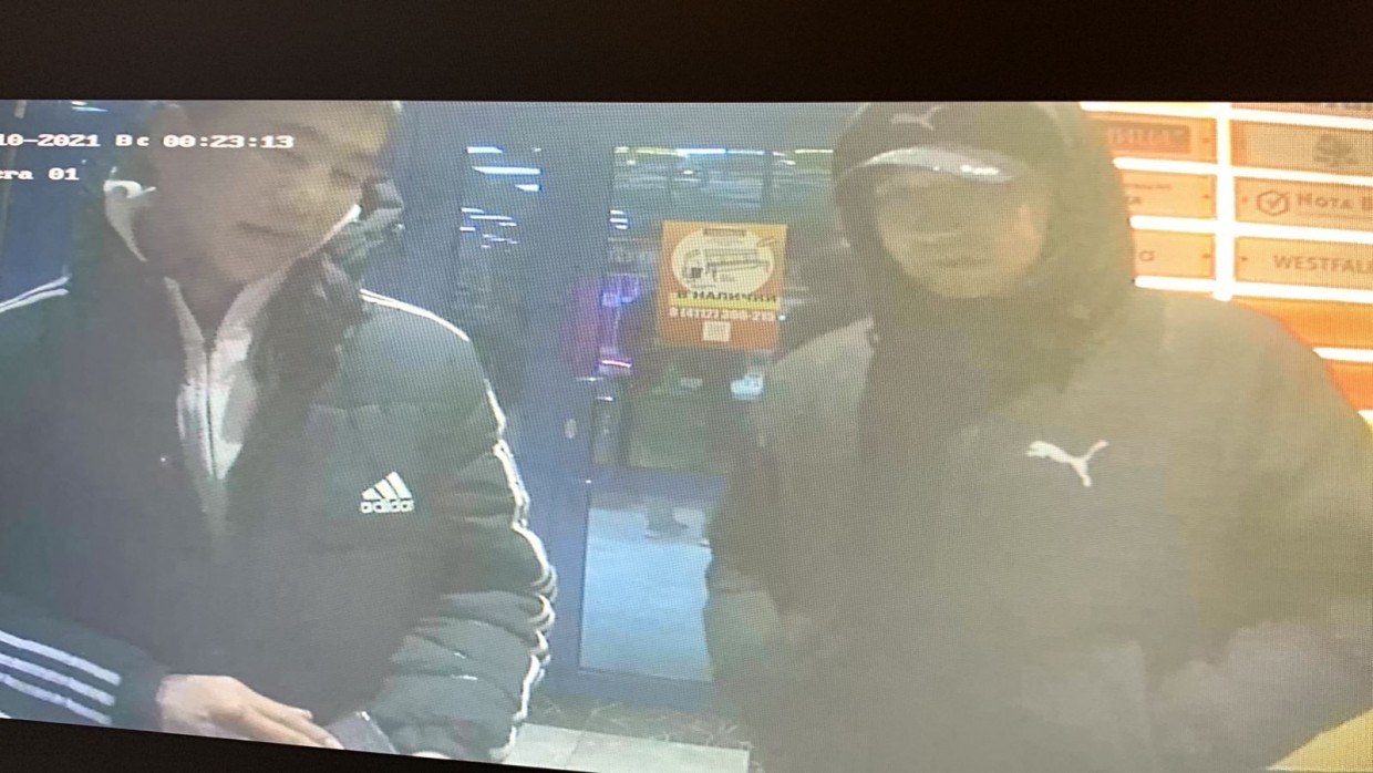 В Якутске двое парней избили дедушку и вырвали у него сумки с продуктами