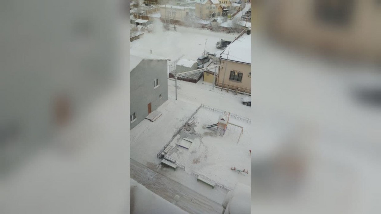 В Якутске детскую площадку установили рядом с канализационным люком