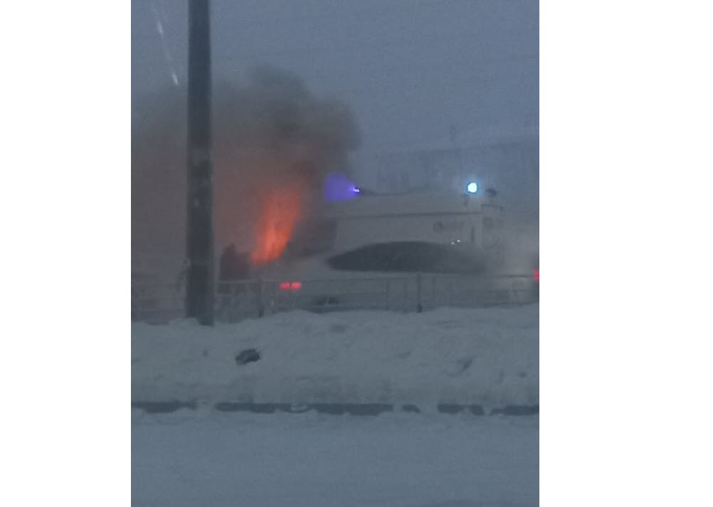 В Якутске загорелась машина Скорой помощи, ехавшая на вызов (видео)