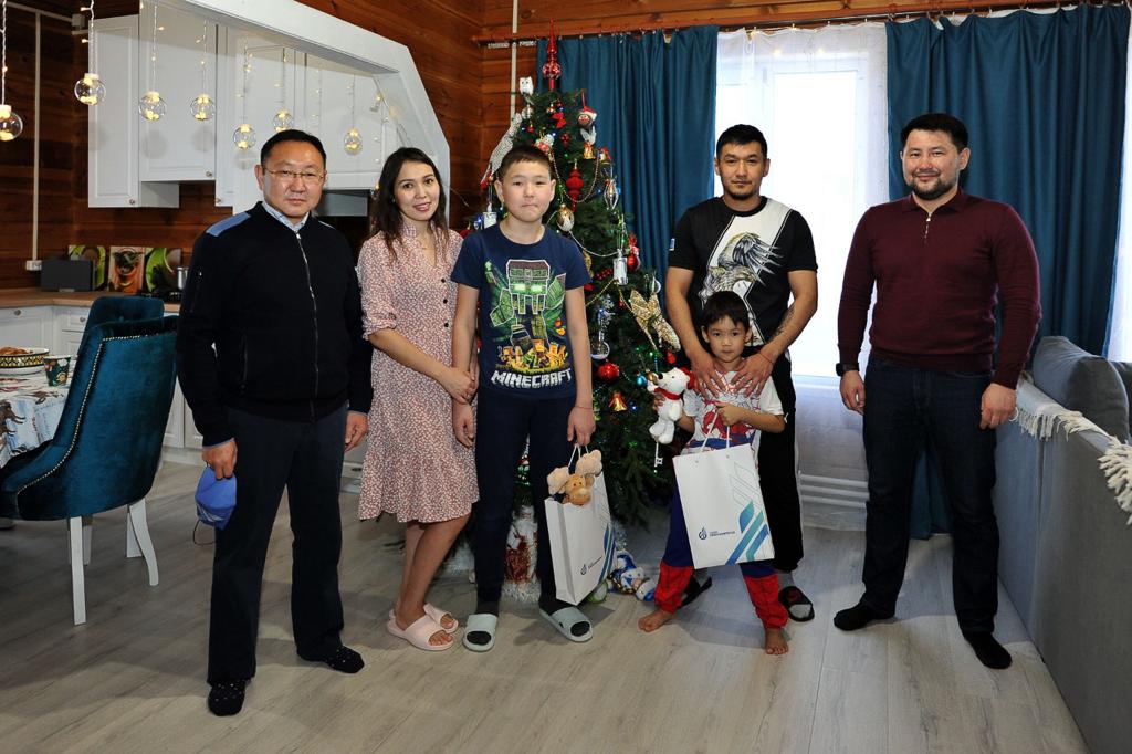 Евгений Григорьев и Алексей Колодезников встретились с семьей, подключившей к дому газ по программе социальной газификации