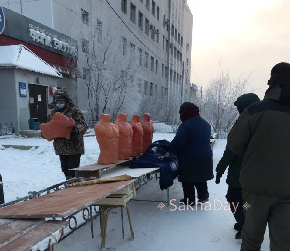 "Барахольщицы" продолжают торговать возле Столичного рынка в Якутске. К ним присоединились местные торговцы