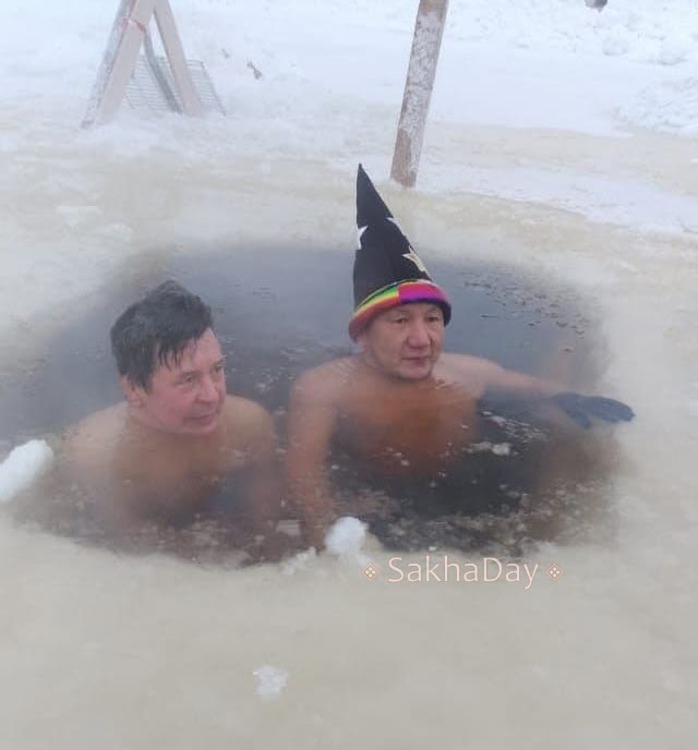 Фотофакт: Якутские моржи искупались при -50  мороза и отведали строганины