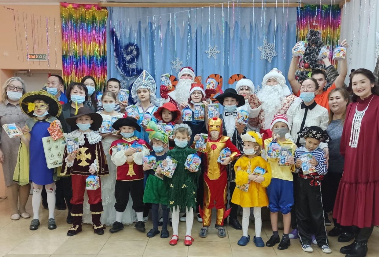 Алмазэргиэнбанк передал новогодние подарки в центры помощи детям