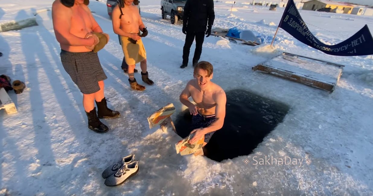 Индус и англичанин искупались в проруби в Якутске