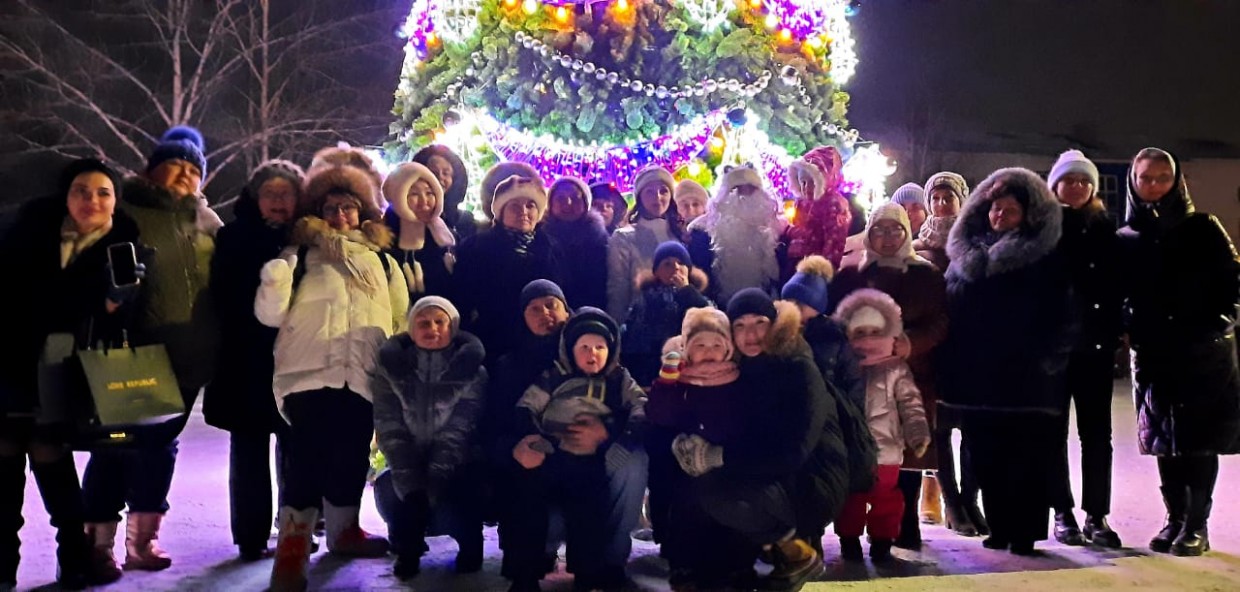 Состоялось зажжение новогодней ёлки на территории АК «Железные дороги Якутии» в Алдане