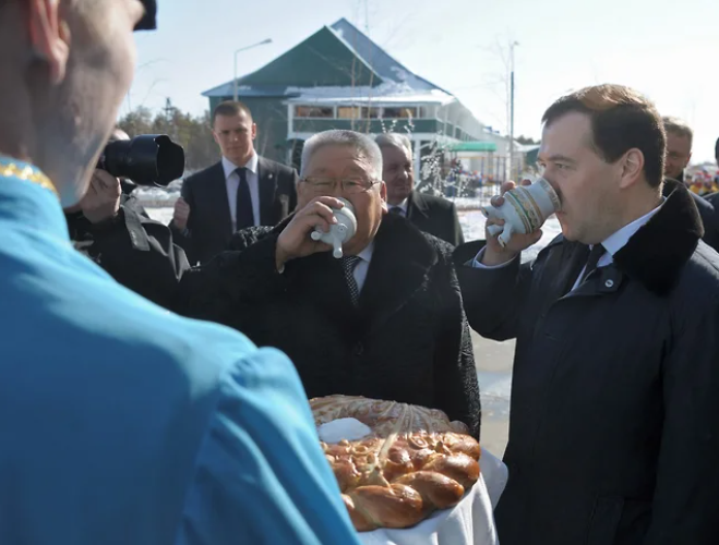 Экс-глава Якутии Егор Борисов попал в фотоподборку «Коммерсанта» о чаепитии