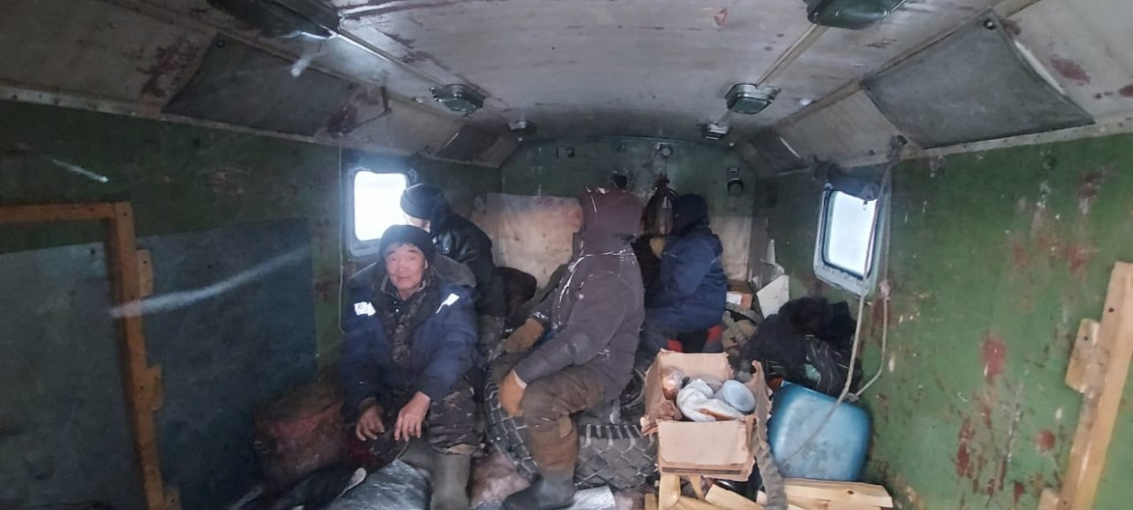 Вертолет доставил топливо для застрявших грузовиков в Кобяйском улусе (видео)