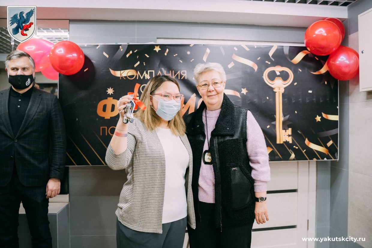 В Якутске вручили ключи от новых квартир переселенцам из аварийного жилья и детям-сиротам