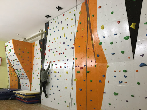 В школе Якутска ученица сорвалась со скалодромной стены