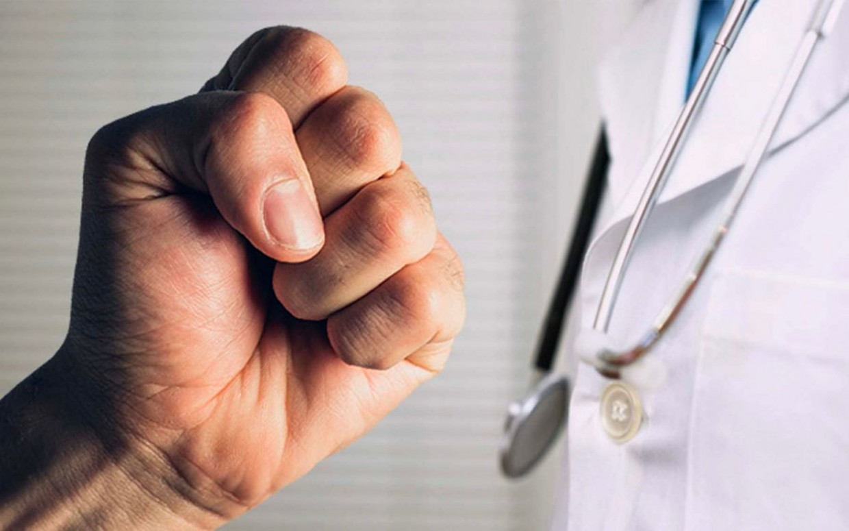 В больнице Якутска сопровождающий одной из пациенток ударил медсестру