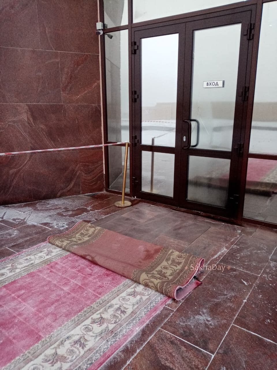 Фотофакт: Что сейчас происходит у зданий правительства в Якутске?