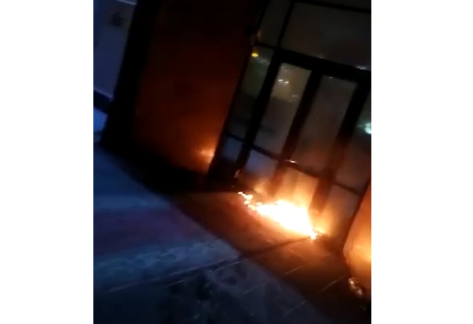 Нетрезвый мужчина пытался поджечь вход у двух домов правительства Якутии