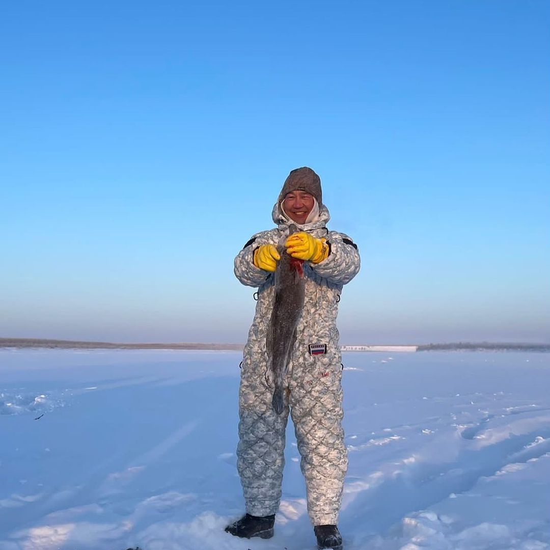 Фотофакт: Глава Якутии поймал на родине налима