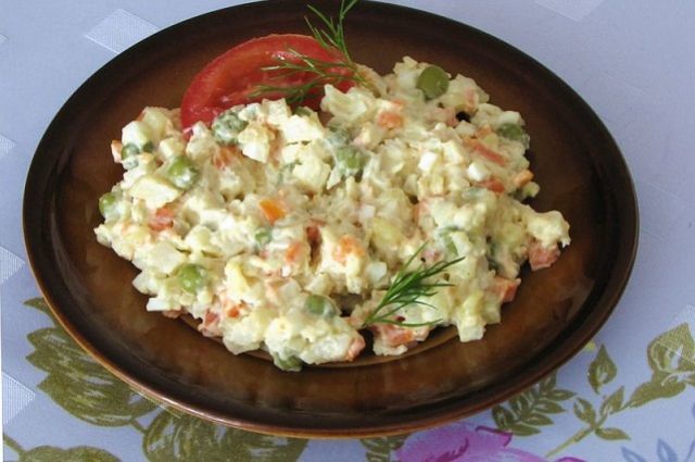 Диетолог рассказал, когда пора выбрасывать новогодние салаты