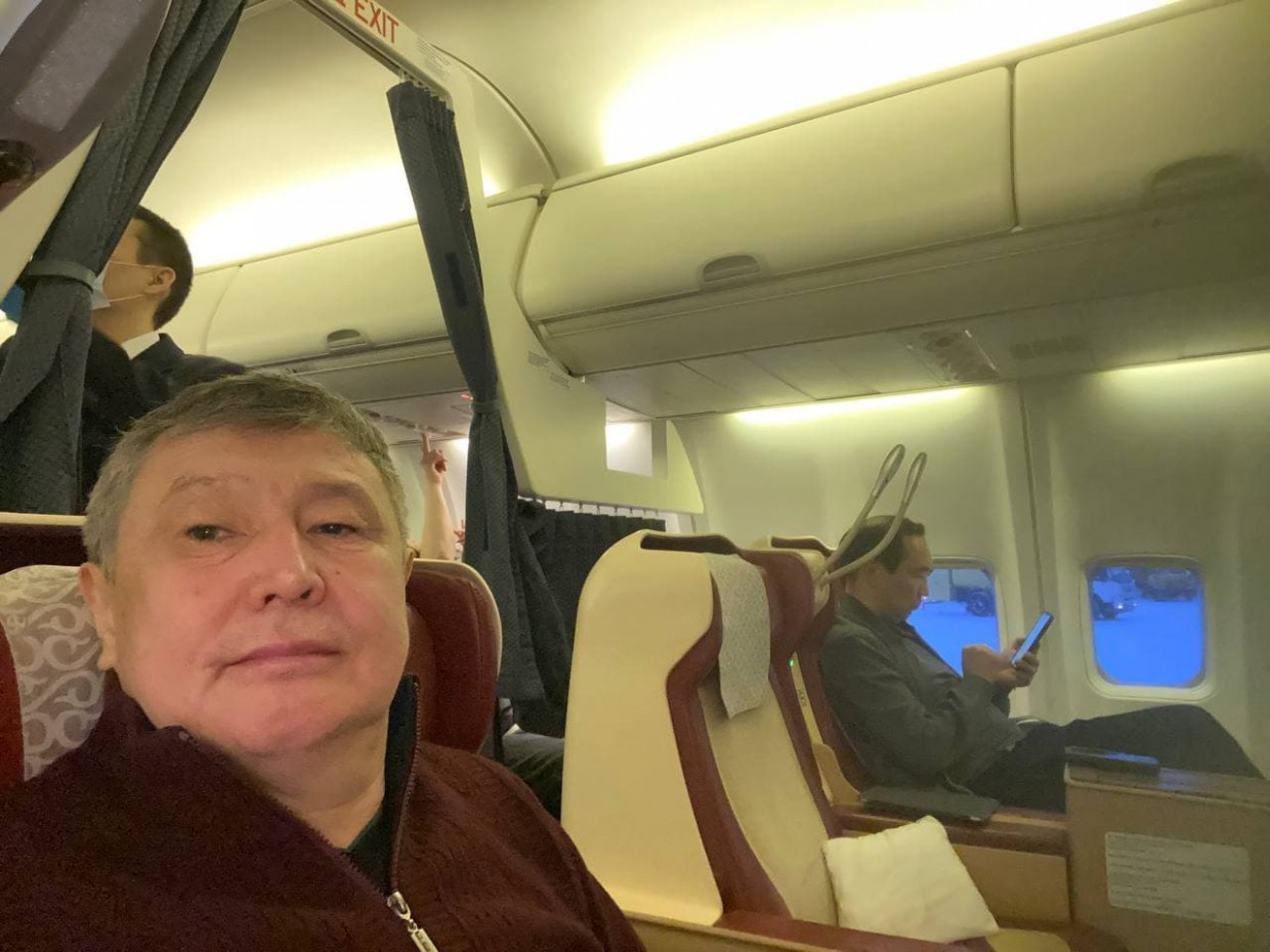 Фотофакт: Афанасий Максимов опубликовал фото с Ил Дарханом из салона самолета
