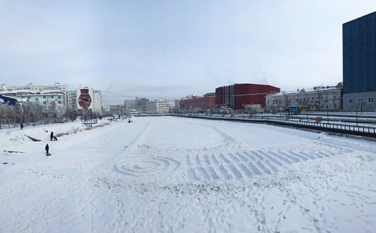 Житель Якутска в одиночку чистит лед на Талом озере, чтобы залить каток