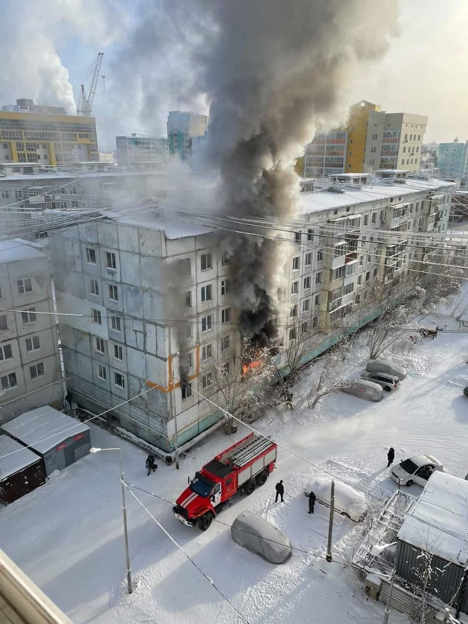 Во время пожара в жилом доме Якутска спасено 20 человек