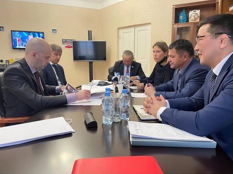 Премьер Тарасенко и новый министр спорта Якутии работают в Москве
