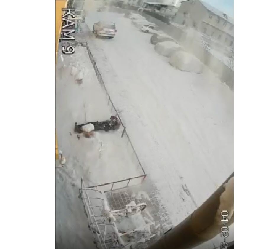 В соцсети появилось видео падения женщины с 8 этажа дома в Якутске