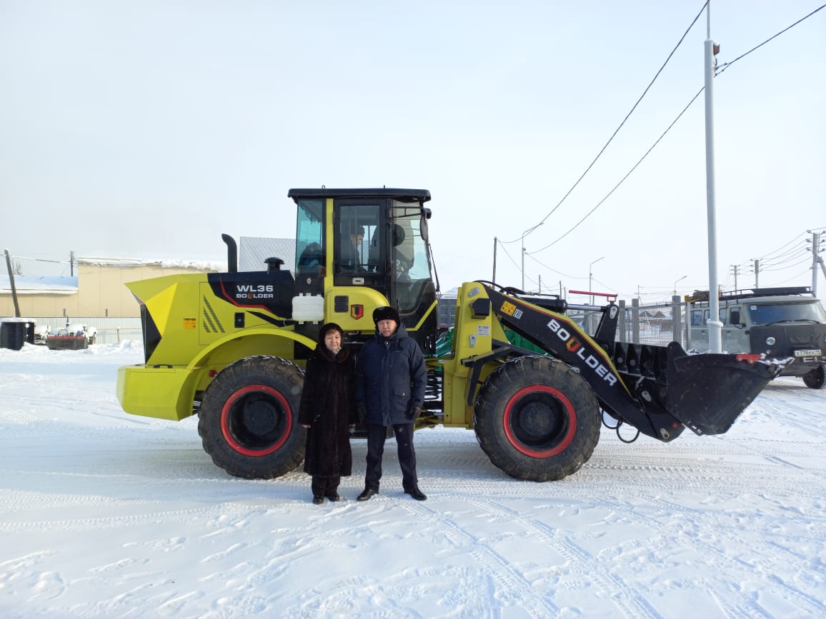 Рудник Гросс приобрел для Тянского национального наслега фронтальный погрузчик