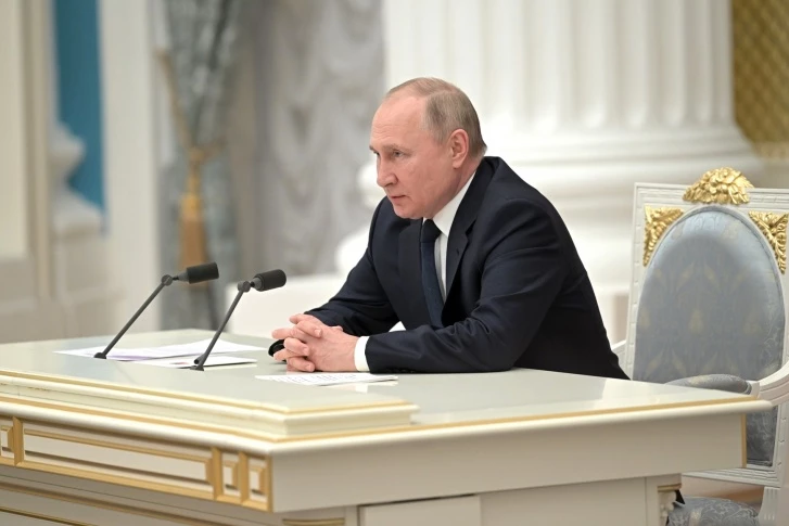Путин анонсировал повышение зарплат бюджетников и пенсий