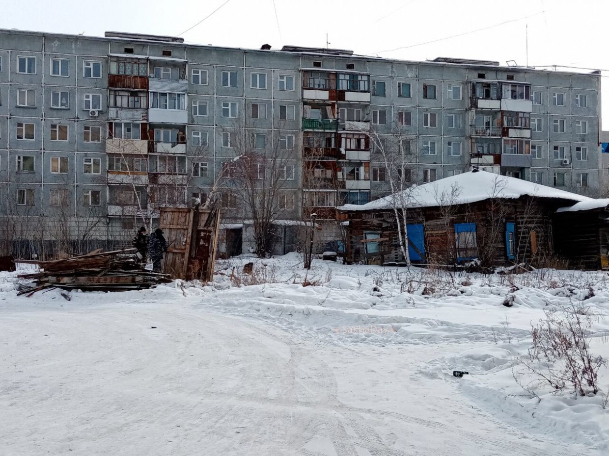 Фотофакт: В Якутске разобрали дощатый уличный туалет в центре столицы