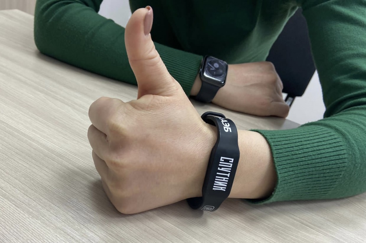 В Якутске появился новый вид транспортной карты «Спутник» в виде браслета