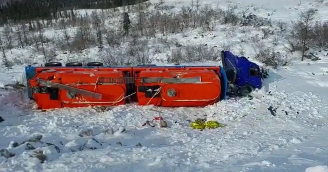 Жители Тянского наслега обнаружили у реки опрокинутую спецмашину для перевозки нефтепродуктов