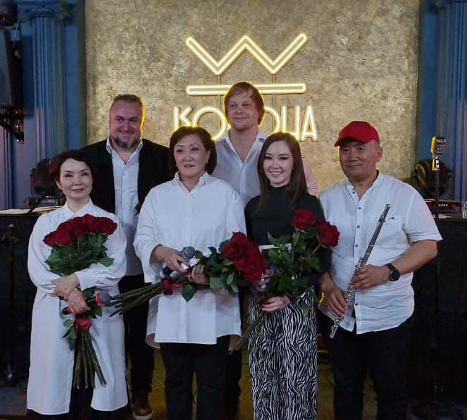 Видеофакт: Сардана Авксентьева прилетела в Якутск и спела на концерте подруги