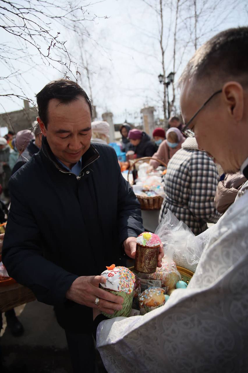 Айсен Николаев: "Перед светлым праздником Пасхи дочка испекла куличи и покрасила яйца"