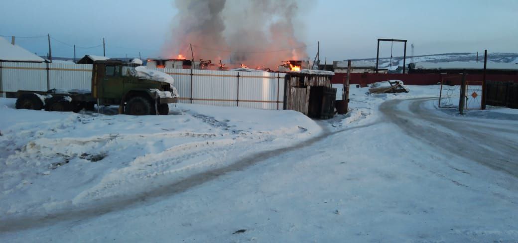 Во время пожара в гараже ГУП ЖКХ в Верхоянске уничтожена огнем тяжелая техника