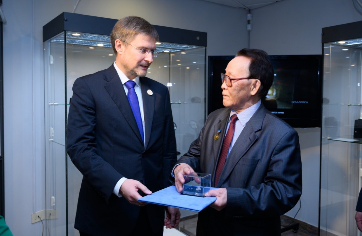 АЛРОСА передала реплику алмаза «Кындыкан» Ассоциации КМНС Якутии