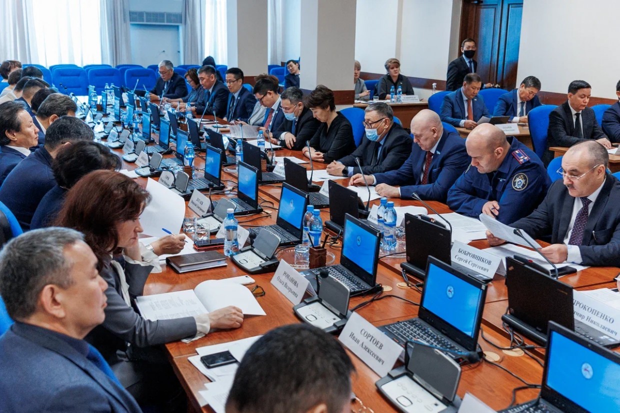 Айсен Николаев: руководители органов власти должны выстроить системную работу по противодействию коррупции