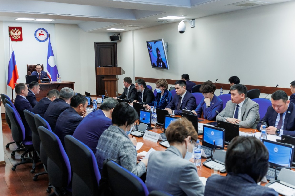 Айсен Николаев сообщил о начале реализации в республике новых федеральных мер поддержки экономики и населения