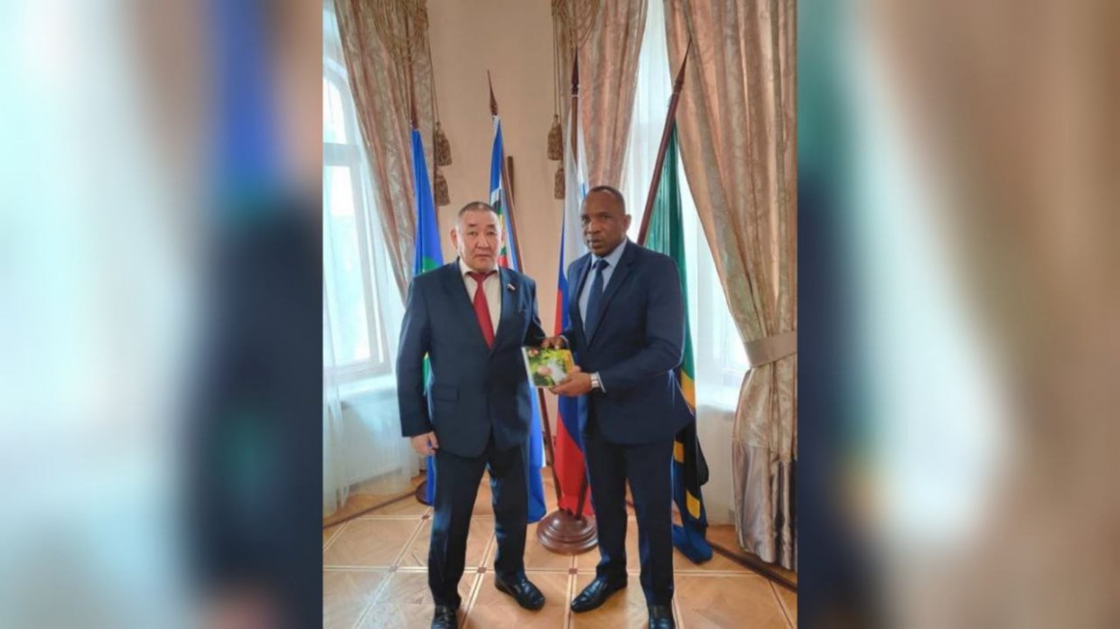 Депутат Петр Аммосов подарил послу Танзании книгу о пчеловодстве