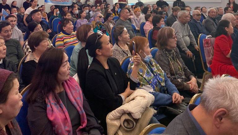 Айыл Дьулурха заступился за представителей власти: "Не стоит к чиновникам относиться как к врагам народа"