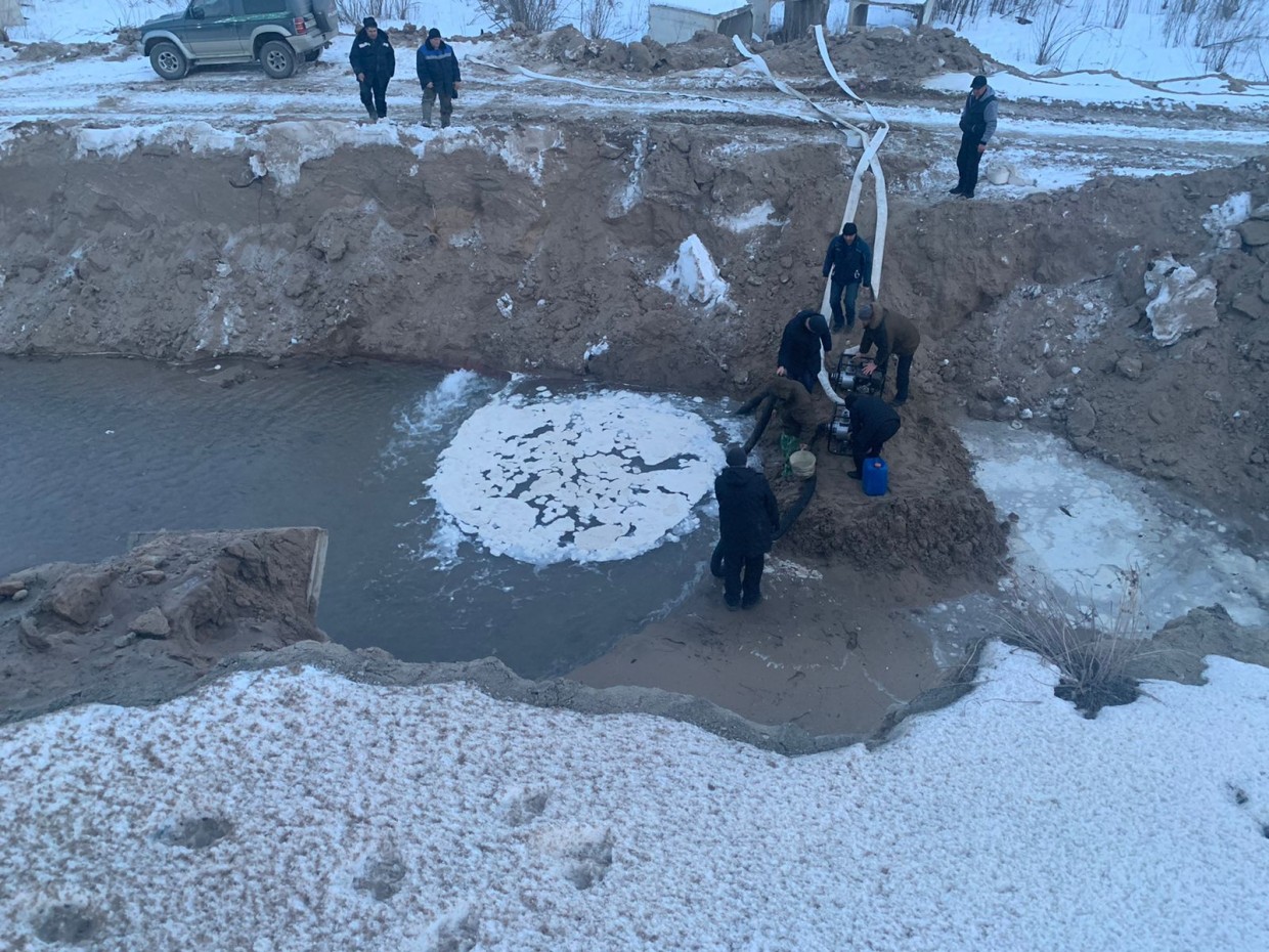 Вячеслав Емельянов поручил ускорить восстановление водоснабжения кварталов Якутска