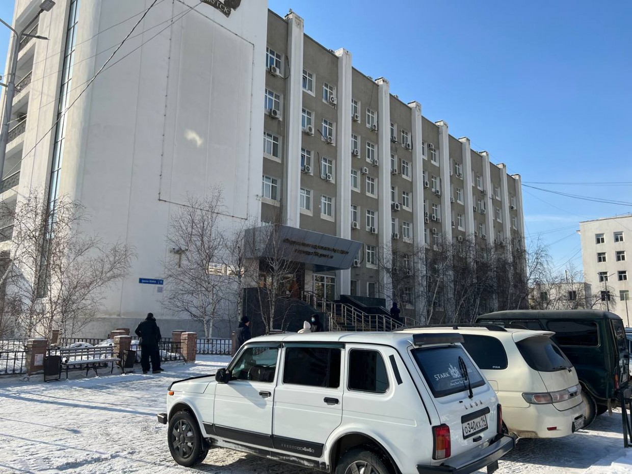 Мэр Якутска принял решение изменить график работы мэрии для разгрузки трафика на дорогах