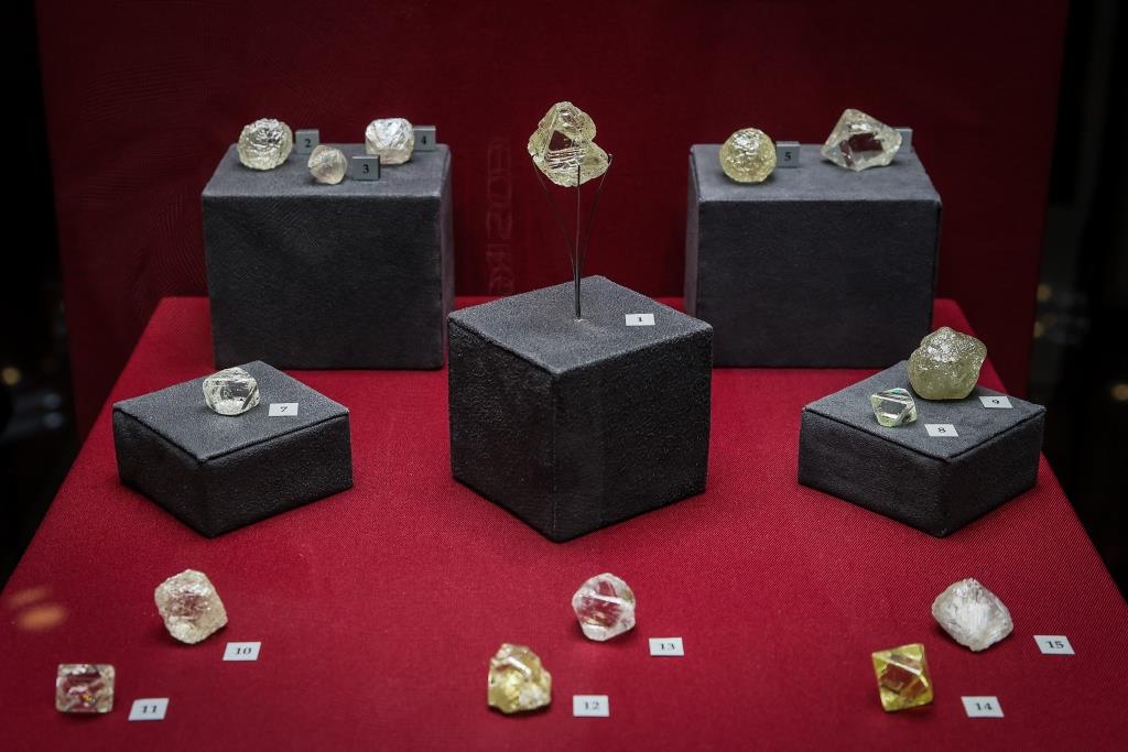 Жители Якутска смогут увидеть «Алмаз-череп» и «Алмаз-футбольный мяч»