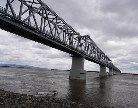 Завершено строительство первого трансграничного железнодорожного моста Россия – Китай