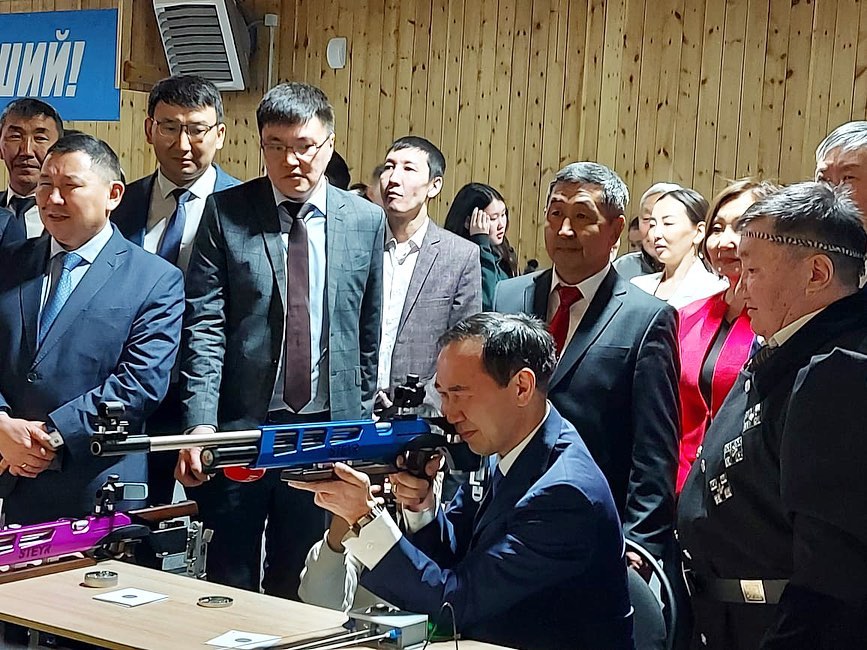 Фотофакт: Айсен Николаев выстрелил из пневматической винтовки