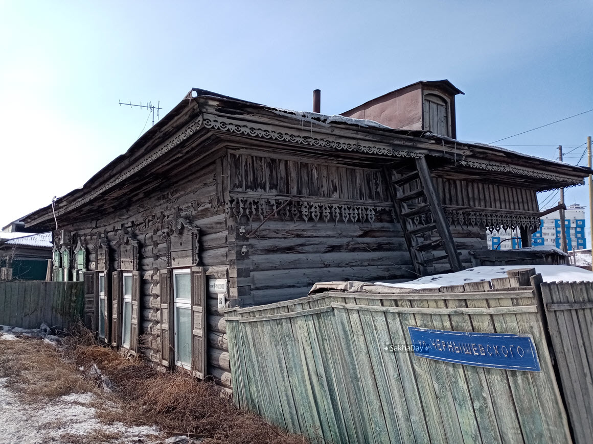 "Забор с дырками". Такие ограды чаще встречаются в Сибири и в Якутии