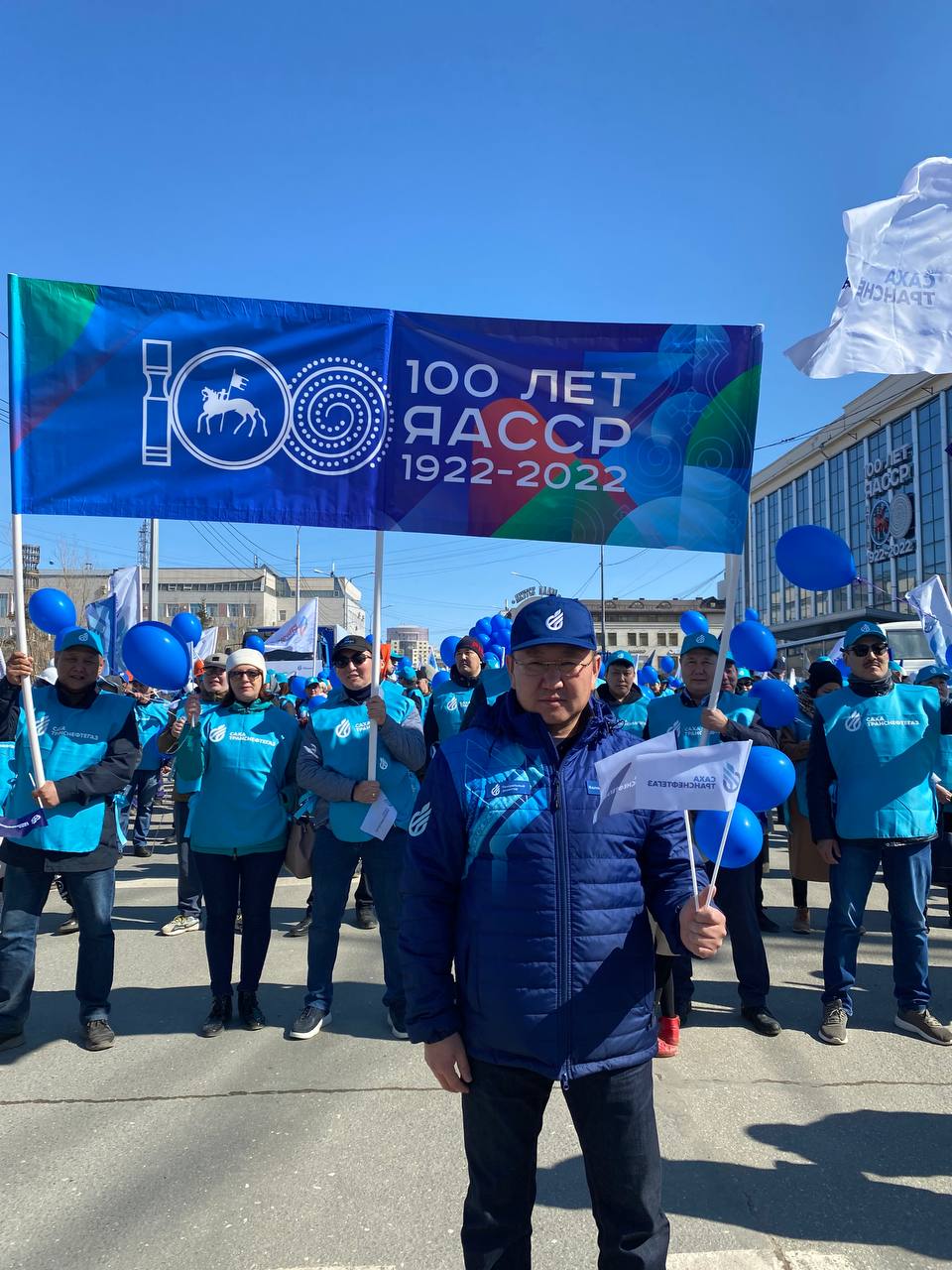 Гендиректор компании "Сахатранснефтегаз" Алексей Колодезников поздравляет с Первомаем