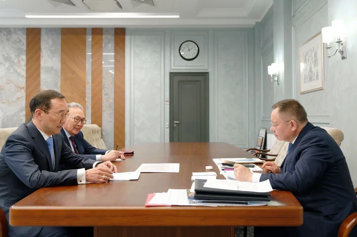 Айсен Николаев встретился с министром строительства и ЖКХ РФ Иреком Файзуллиным