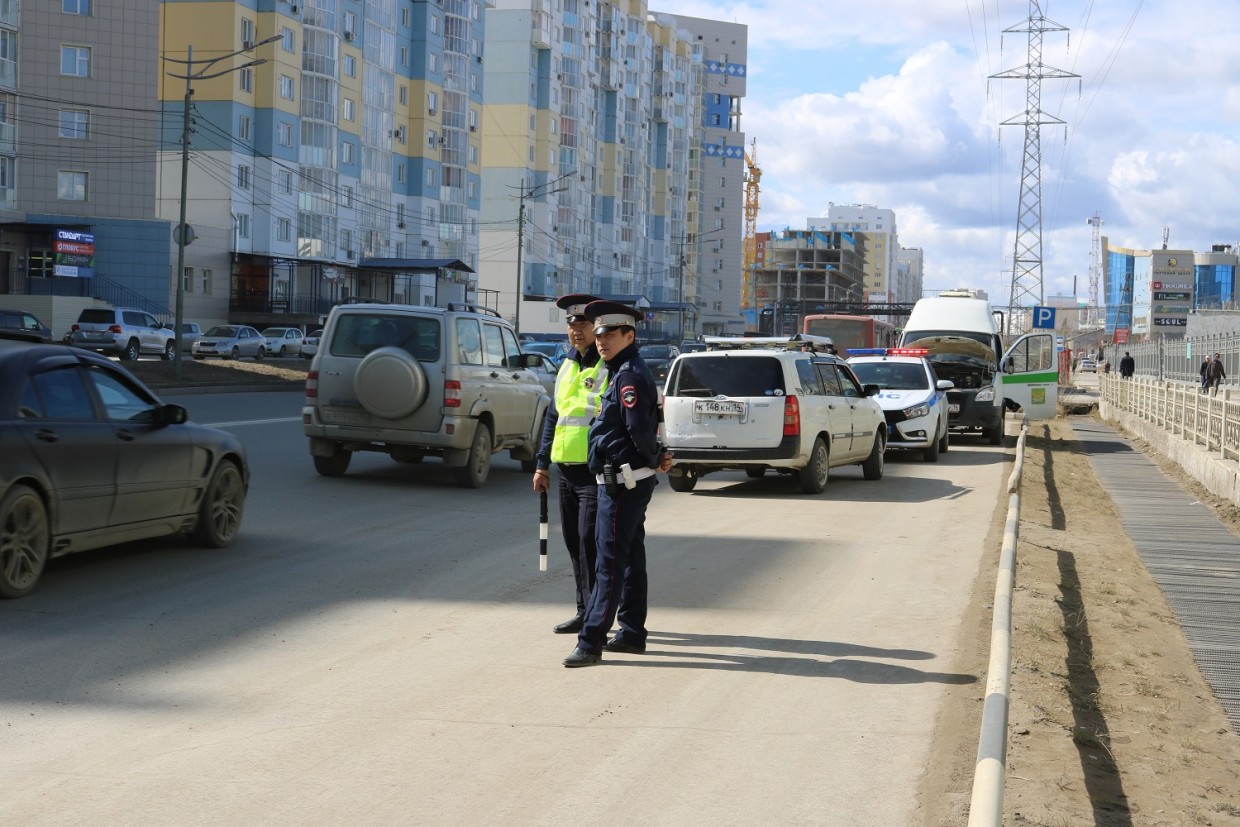 Энергетики совместно с судебными приставами и дорожными инспекторами выявляют должников на улицах Якутска