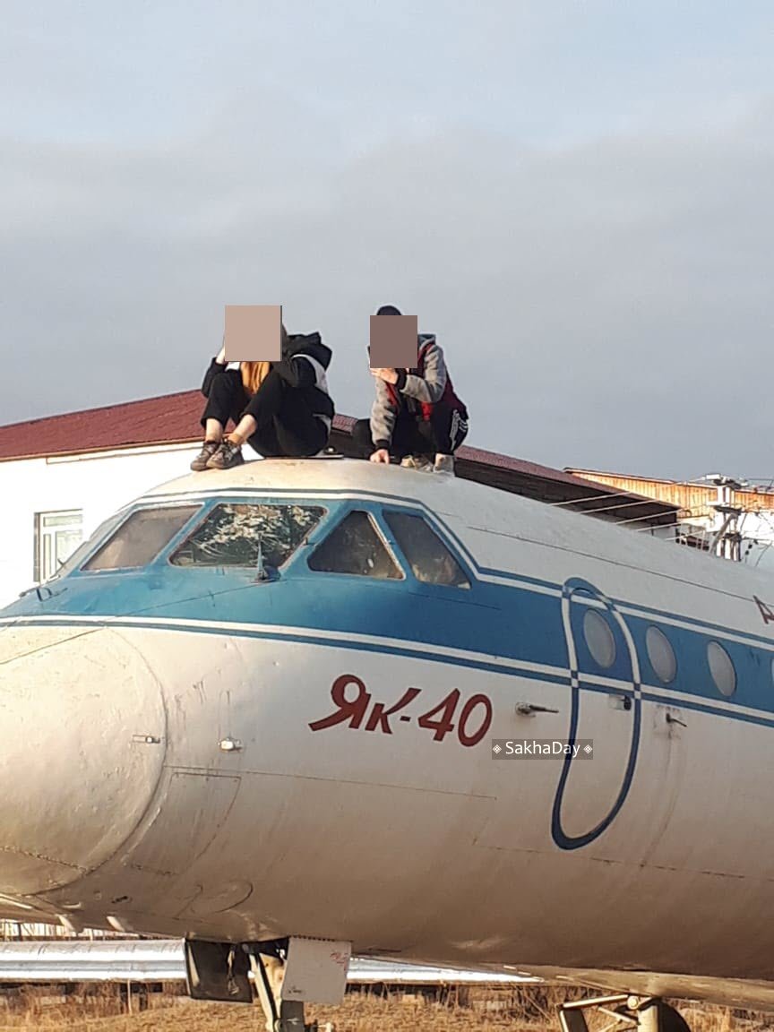 Видеофакт: Два самолета, установленные на площади Ворота Якутска, находятся в плачевном состоянии