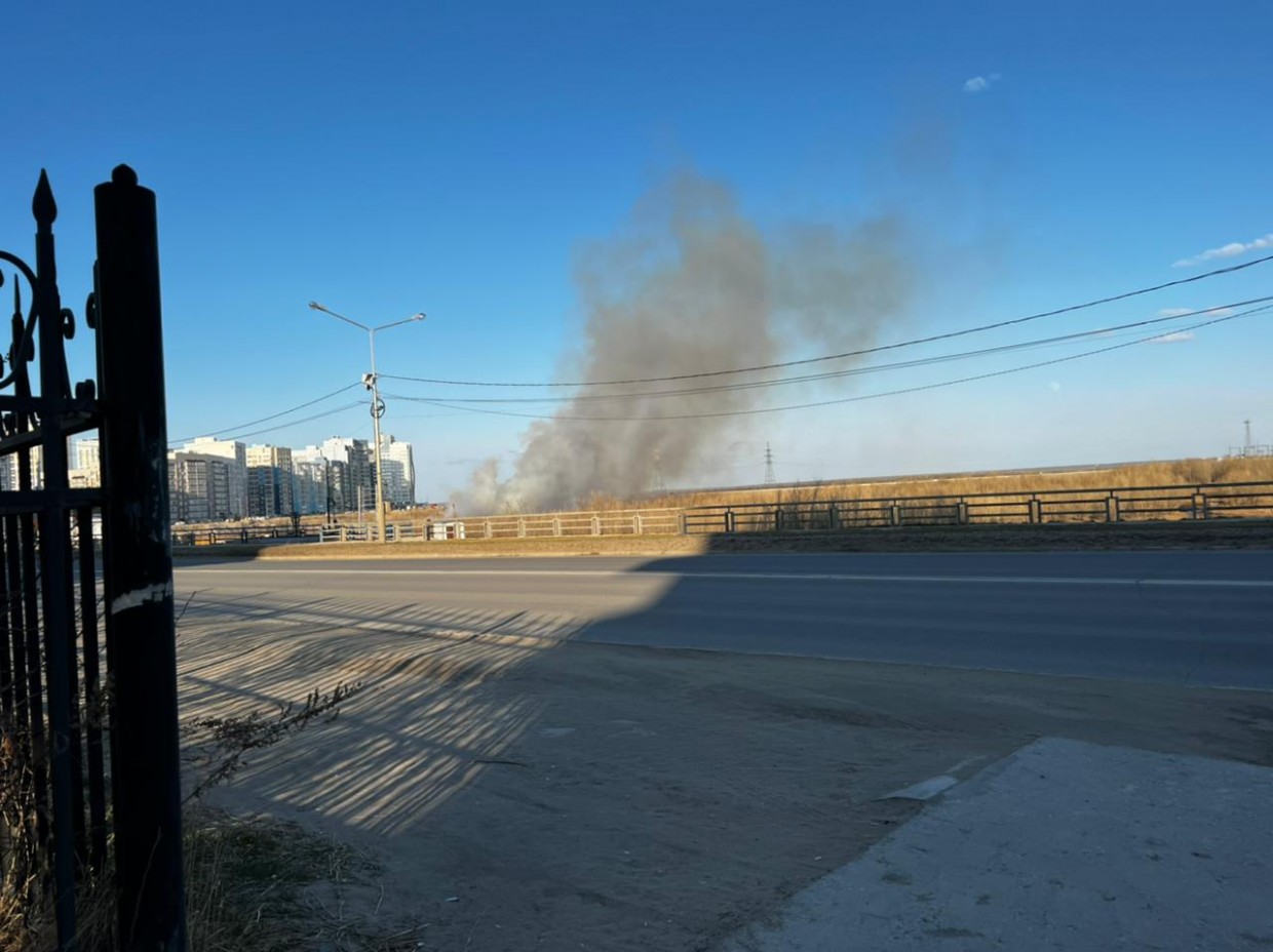 Большинство пожаров в Якутске связаны с возгоранием сухой травы