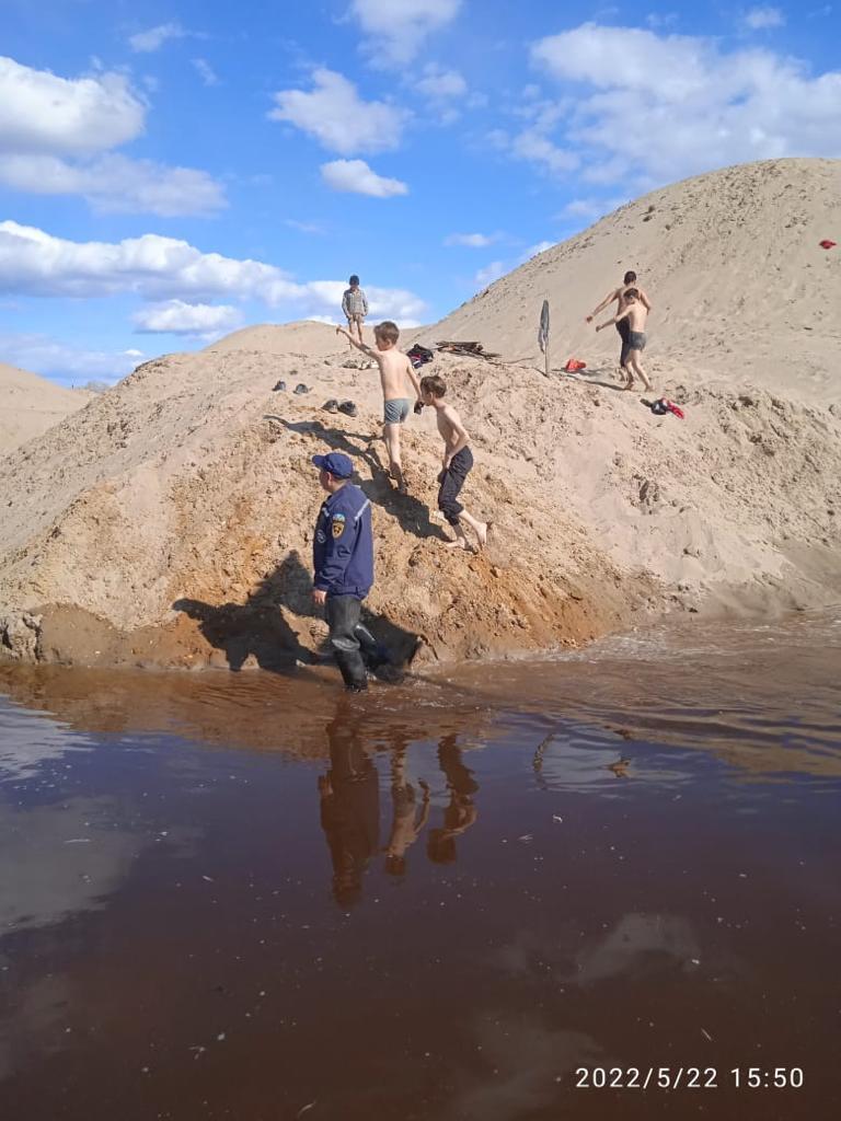 Спасатели спасли семерых детей на Даркылахе Якутска